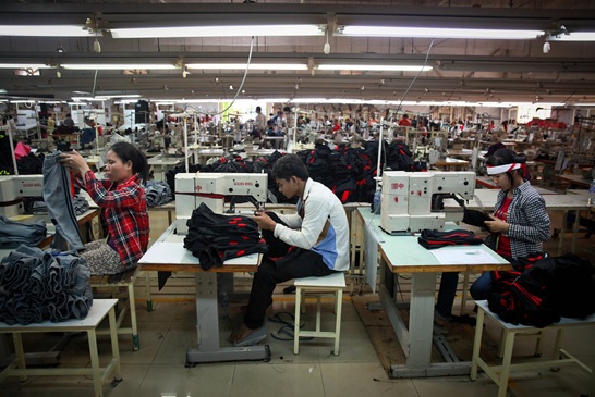 写真：縫製工場で働く若いカンボジア人
