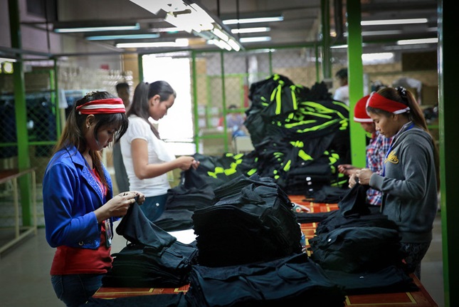 写真：カンボジアの縫製工場で働く女性たち