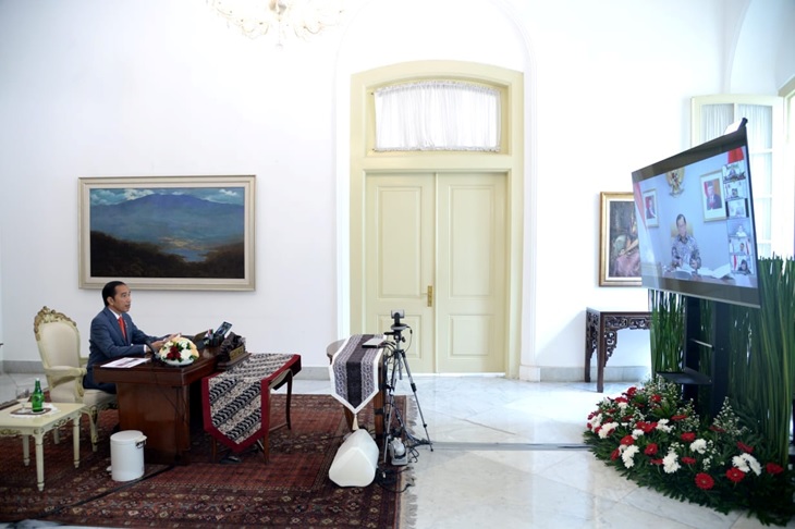 写真1　テレビ会議システムを利用して閣議を開催するジョコウィ大統領