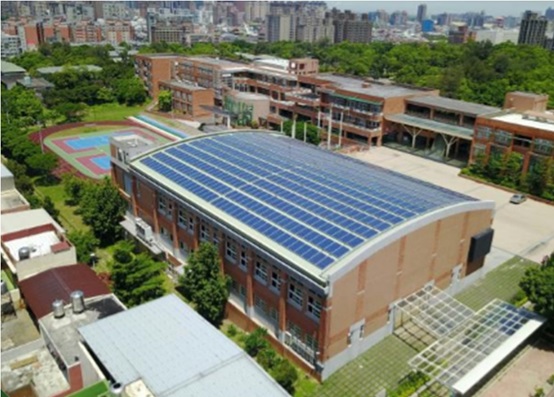 写真2　桃園市にある小学校の屋上型太陽光発電施設