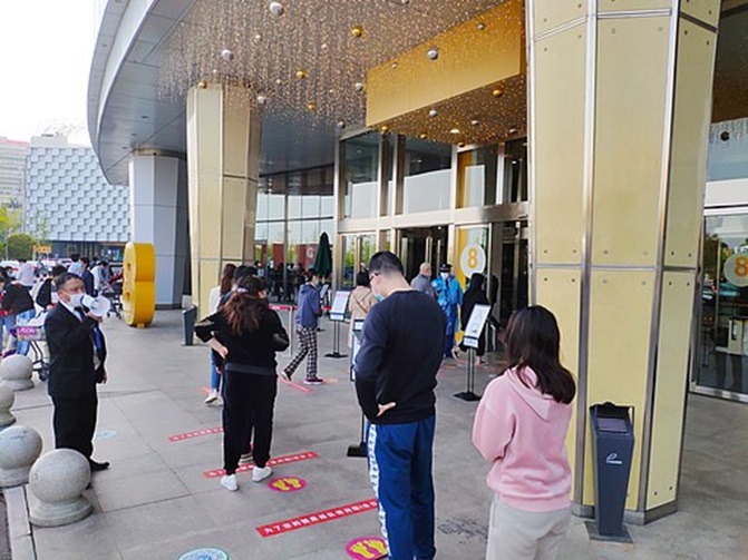 写真：封鎖が解除された武漢のショッピングモール（2020年4月12日）