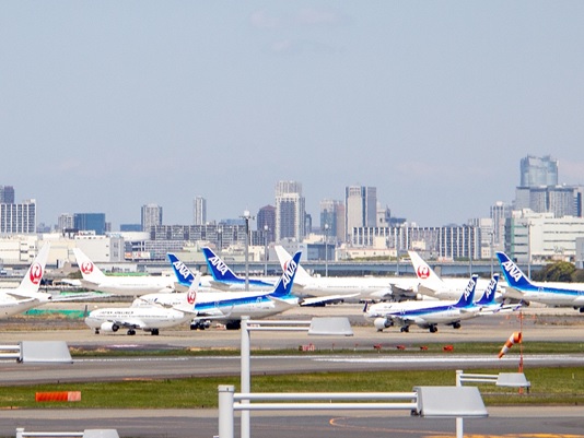 写真：羽田空港に留め置かれた多数の航空機（2020年4月11日）