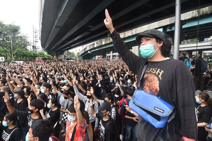 写真： バンコク都内のラートプラオ交差点での反政府運動（2020年10月17日）