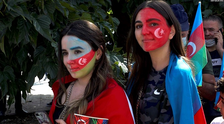 写真：トルコとアゼルバイジャンの結束を支持するデモの参加者