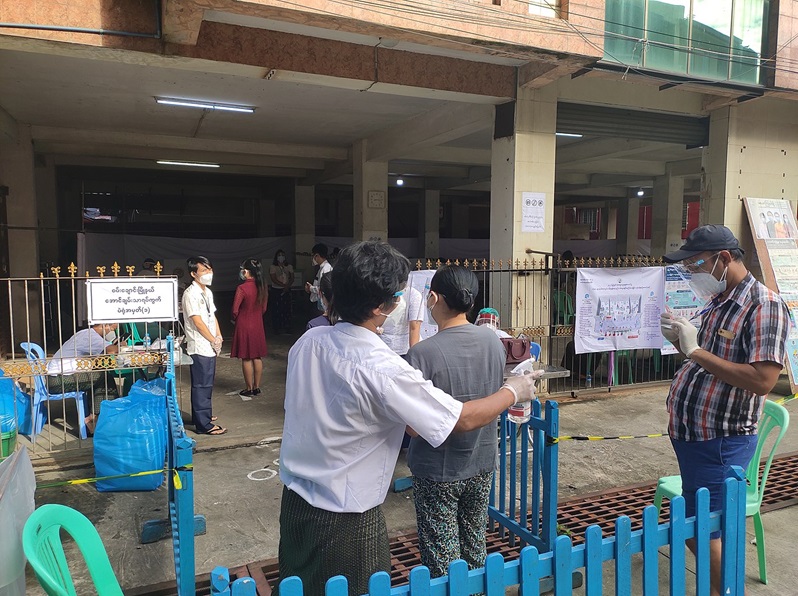 写真：選挙当日（2020年11月8日）のヤンゴン市内の投票所で感染対策を講じながら列に並ぶ人々