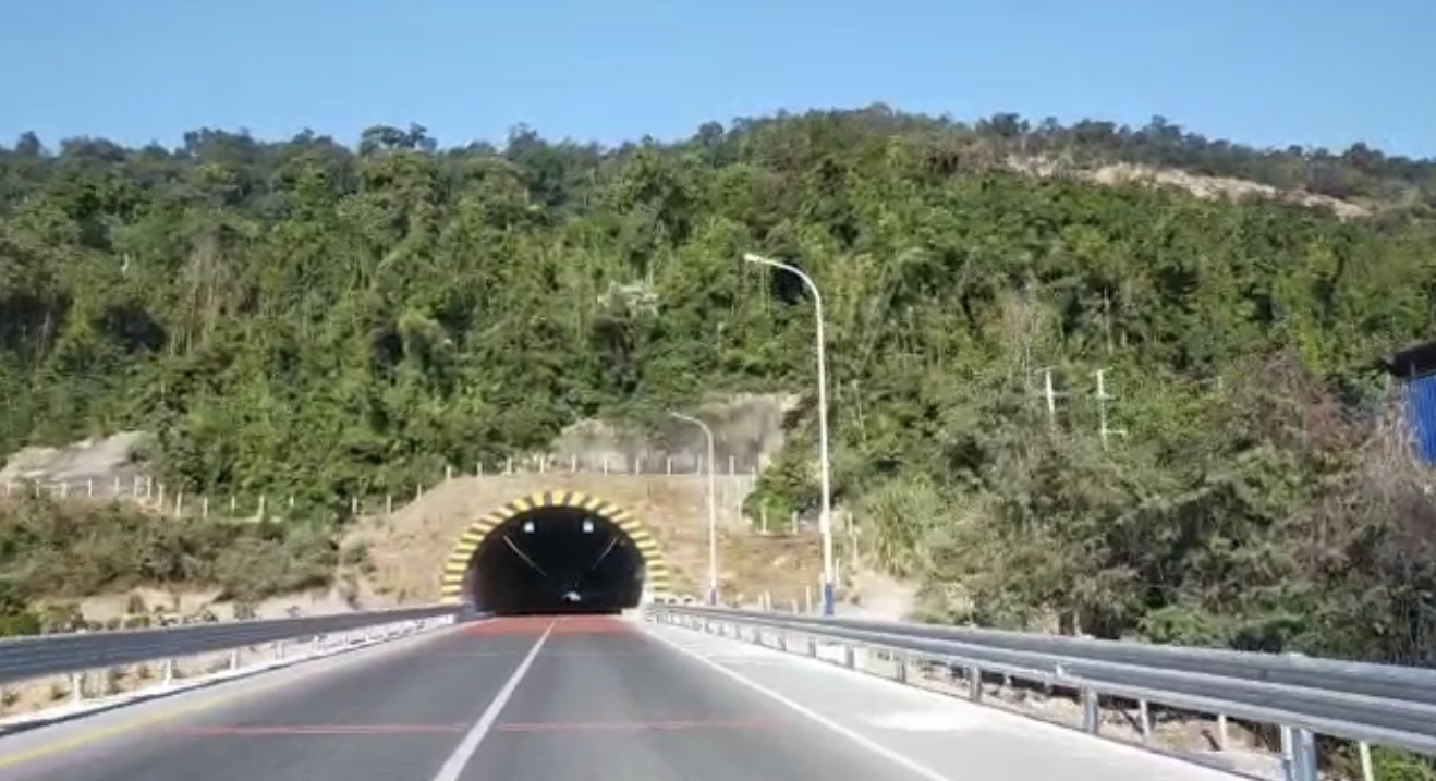 写真：2020年12月20日に開通した初の有料高速道路（ヴィエンチャン＝ヴァヴィエン区間約109㎞）のトンネル。