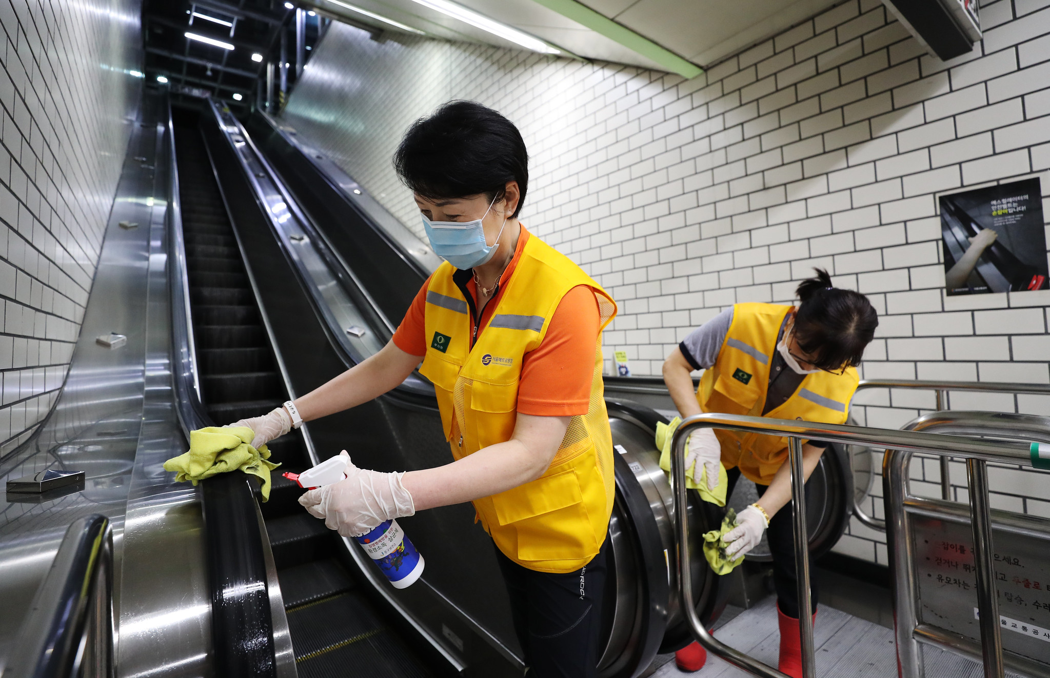 写真：地下鉄の駅で消毒作業にあたる労働者