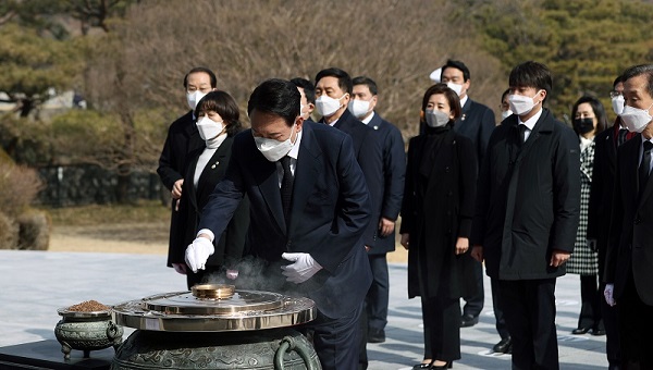 写真1　当選後、国立ソウル顕忠院を参拝する尹錫悦