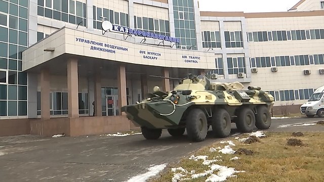 写真1　アルマトイ空港に展開するロシア軍装甲車