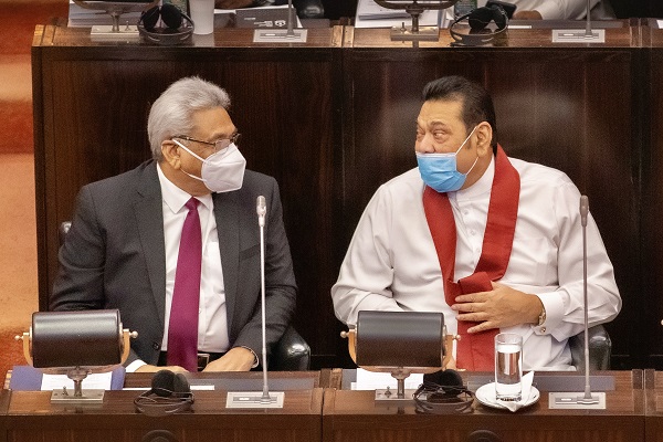 写真１ ゴタバヤ・ラージャパクサ大統領（左）とマヒンダ・ラージャパクサ首相（右）