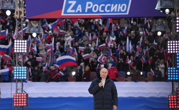 写真２　2022年3月18日のクリミア併合8周年を記念する集会でのプーチン大統領