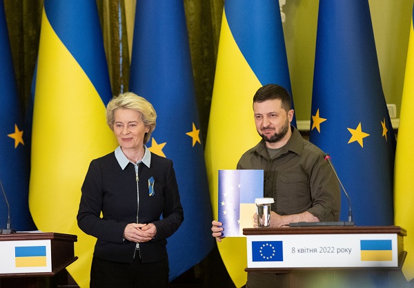 ウクライナを訪問したフォン・デア・ライエン欧州委員会委員長と記者会見するゼレンスキー大統領（2022年4月8日）