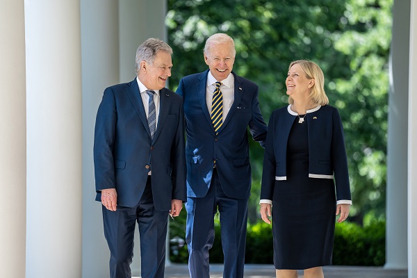 写真1　スウェーデンとフィンランドのNATO加盟申請を受けて両首脳と会談するバイデン米大統領