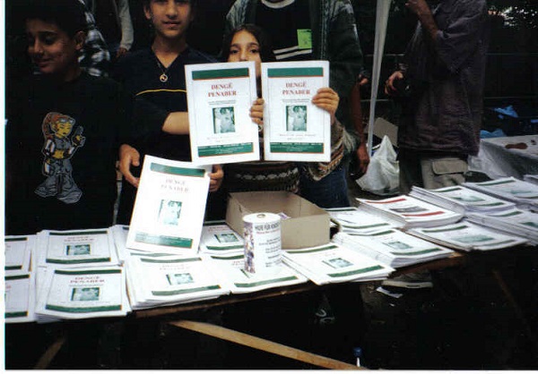 写真2　ドイツでクルド語の雑誌（『難民の声』）を売るクルド系と思われる移民の子どもたち
