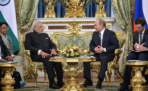 写真1　モスクワ・クレムリンで会談するモディ首相とプーチン大統領（2015年12月24日）