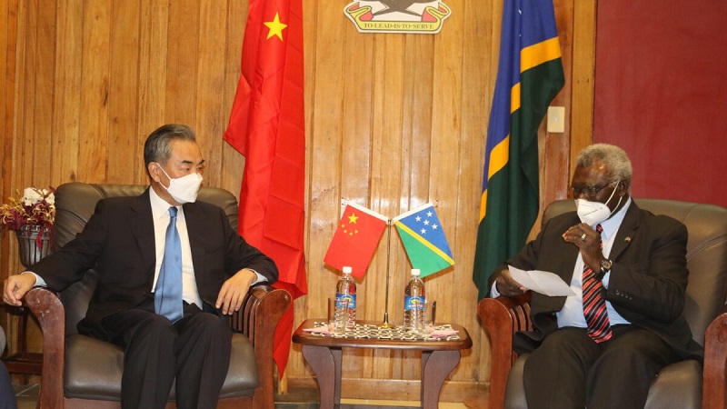 中国・王毅外相と会談するソロモン諸島のソガバレ首相