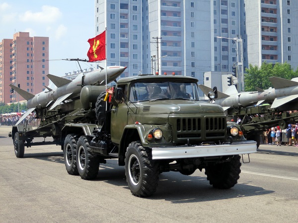 写真2　祖国解放戦争勝利60周年慶祝閲兵式でのS-75ミサイル（2013年7月27日）