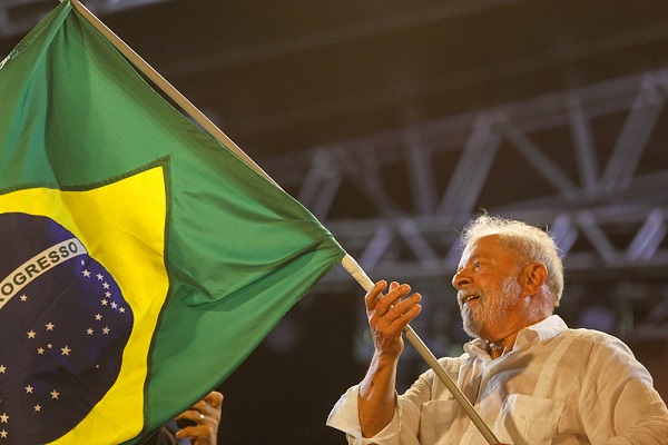 2022年10月11日にリオデジャネイロ州ベルフォード・ロッショ市で 開催された集会で支持者を前にブラジル国旗を振るルーラ候補。