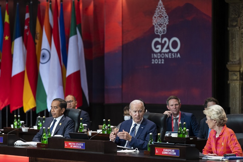 写真1　G20バリ首脳会議に参加するジョコ・ウィドド大統領（前列左）とアメリカのバイデン大統領、欧州連合（EU）のウルズラ・フォン・デア・ライエン欧州委員会委員長（2022年11月16日）