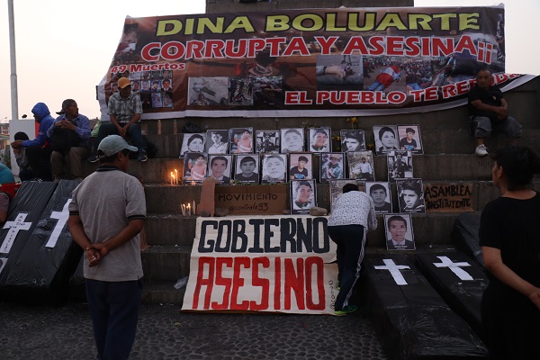 写真2　警察との衝突による犠牲者を悼み、「ボルアルテ大統領は腐敗して人殺し」と 訴える抗議行動（2022年12月24日、リマ市マンコカパック広場）