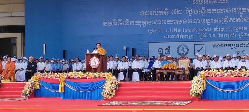 写真3　選挙運動開始に際して演説するフン・セン首相