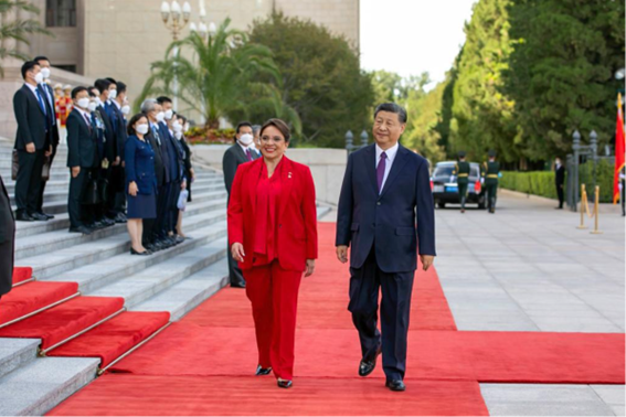 北京を訪れるカストロ大統領（左）と習近平国家主席（右）