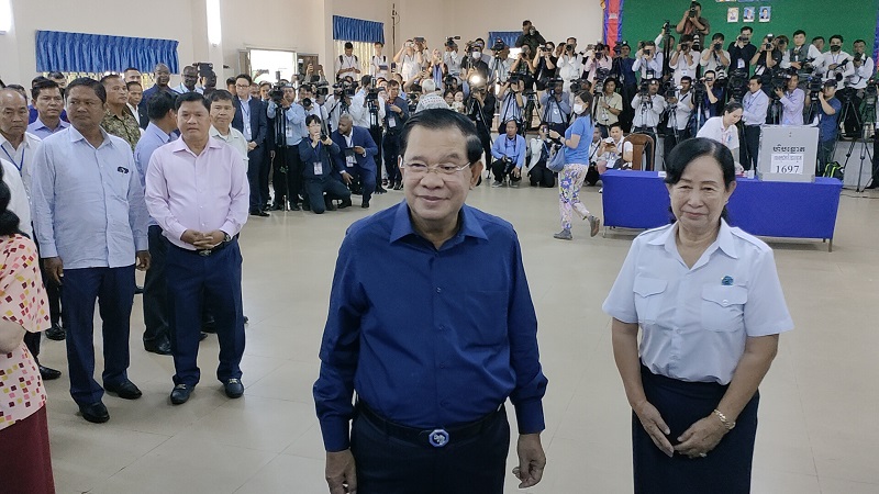 写真１　投票所に入るフン・セン首相