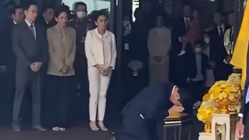 15年ぶりの帰国直後、国王夫妻の肖像に礼拝するタクシン元首相（2023年8月22日）