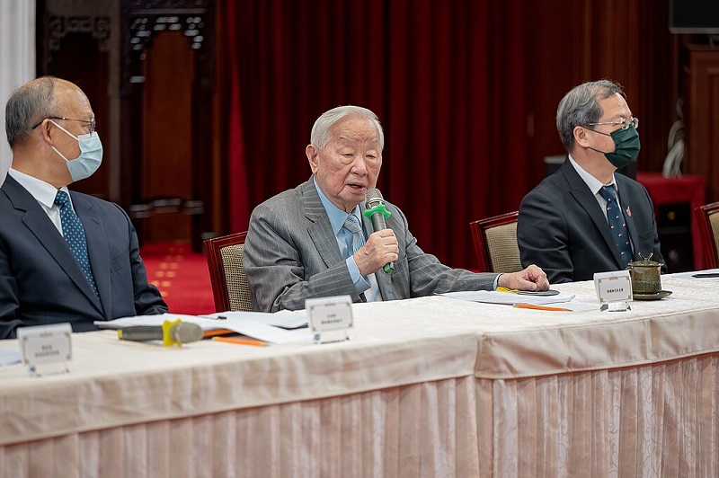 写真2　APECに台湾の代表として参加したTSMCの創業者・張忠謀氏（中央）