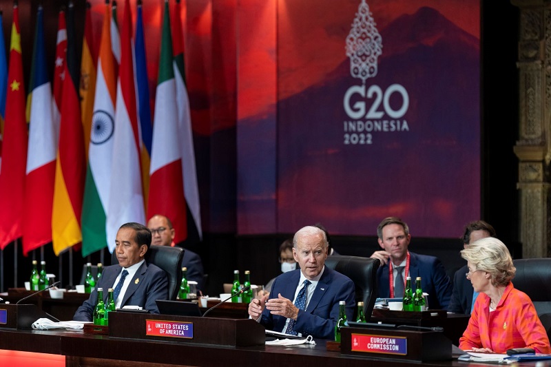 写真1　G20バリ首脳会議に参加するジョコウィ大統領（前列左）とアメリカのバイデン大統領、 欧州連合（EU）のウルズラ・フォン・デア・ライエン欧州委員会委員長（2022年11月16日）