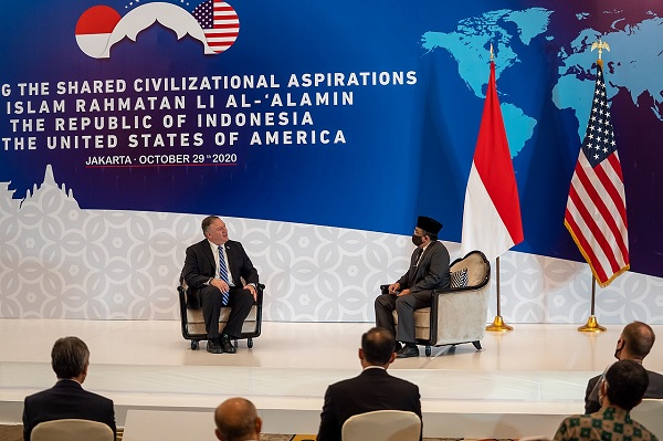 写真2　米前国務長官マイク・ポンペオ（左）と対話するヤフヤ・スタクフ
