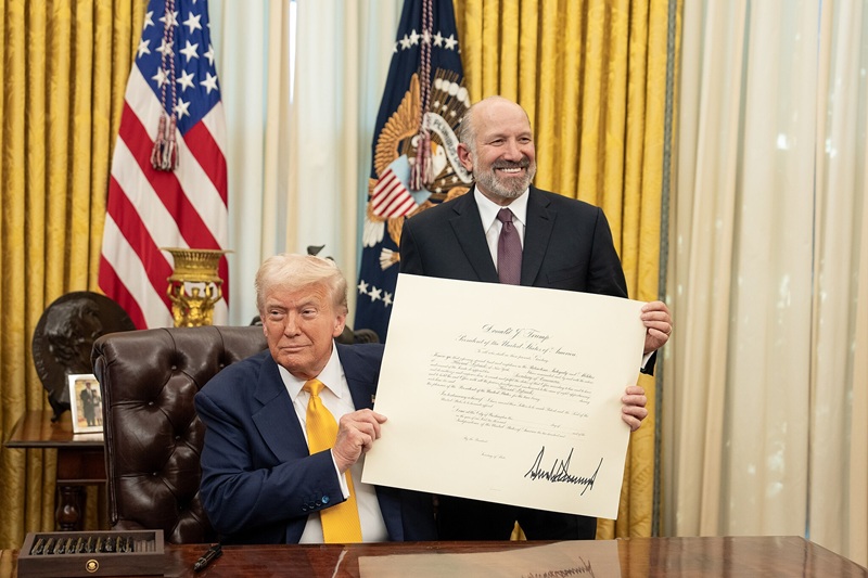 トランプ大統領（右はラトニック商務長官）