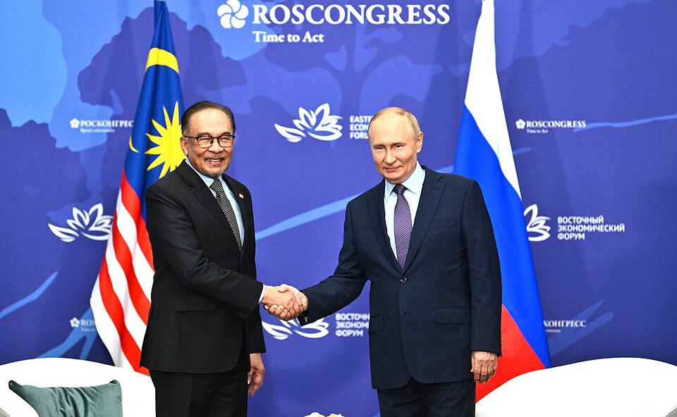 写真2　東方経済フォーラムで握手を交わすアンワル首相とプーチン大統領（2024年9月）
