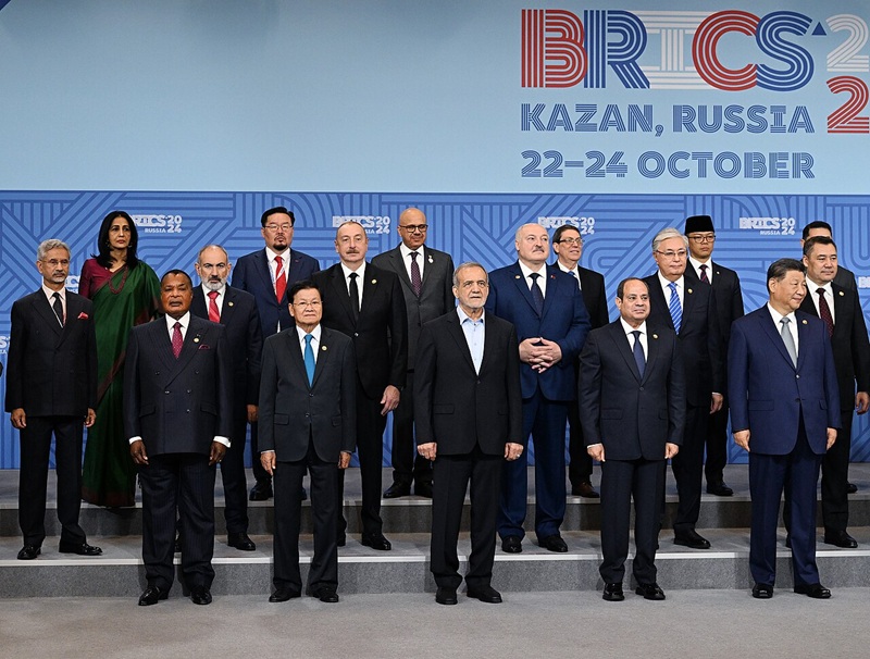 写真1　第16回BRICSサミットに出席したペゼシュキアン大統領（前列中央）（アゼルバイジャン大統領府、2024年10月24日）