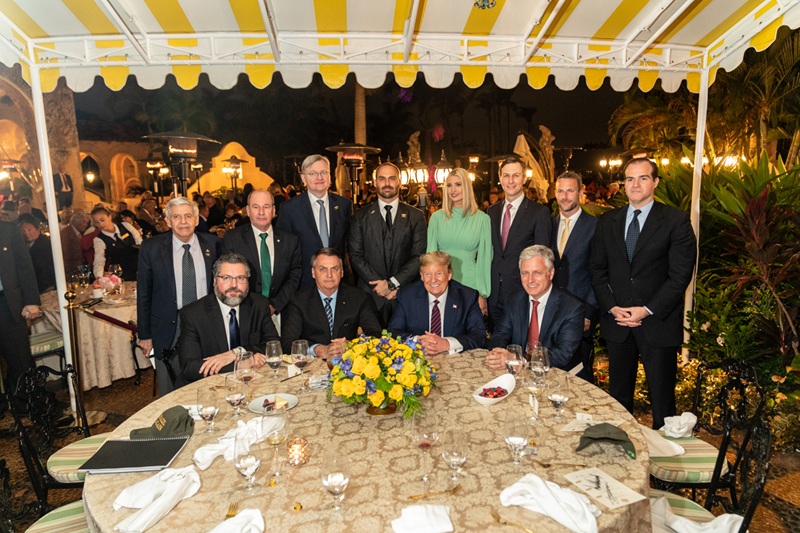 写真2　2020年3月に米国を訪問したボルソナロ大統領（前列左から2人目）と会食するトランプ大統領。両大統領の後方中央に立っているのが息子のエドゥアルド議員