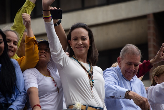 写真１　ベネズエラの反政府派政治リーダー、マリア・コリナ・マチャド（中央）と彼女の代替候補として大統領選で勝利したエドムンド・ゴンサレス（右）