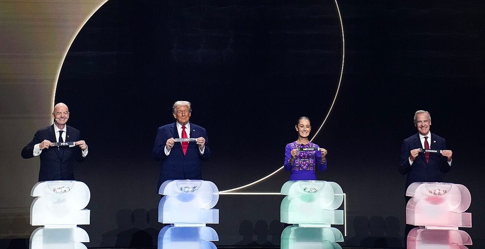 2026年FIFA北中米ワールドカップの抽選会に出席したトランプ米大統領（左から2人目）とシェインバウム・メキシコ大統領（右から2人目）