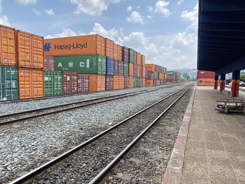 シアヌークビルに近い鉄道駅に積まれたコンテナ貨物