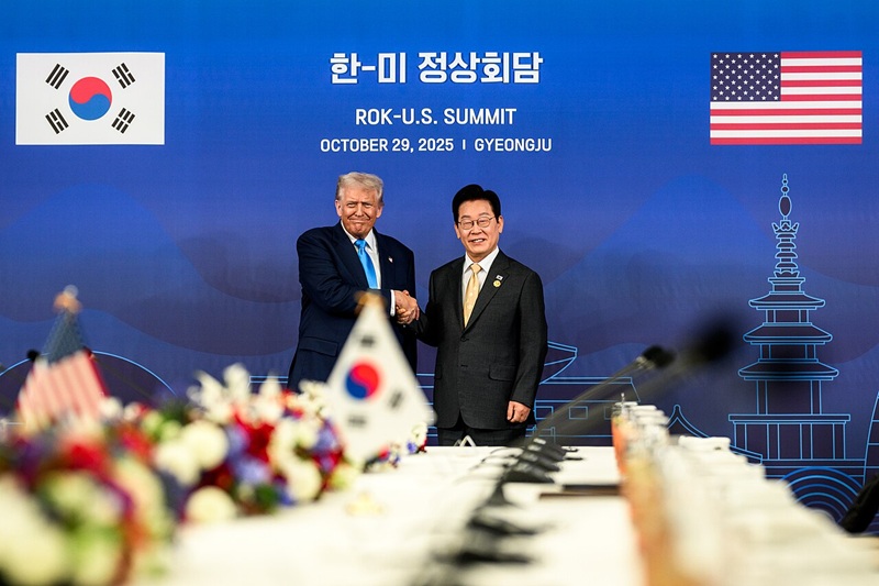 2025年10月29日の韓米首脳会談で握手するトランプ米大統領（左）と李在明（イ・ジェミョン）韓国大統領。会談の席上3500億ドルの韓国の対米投資に関し首脳間の合意が成立した