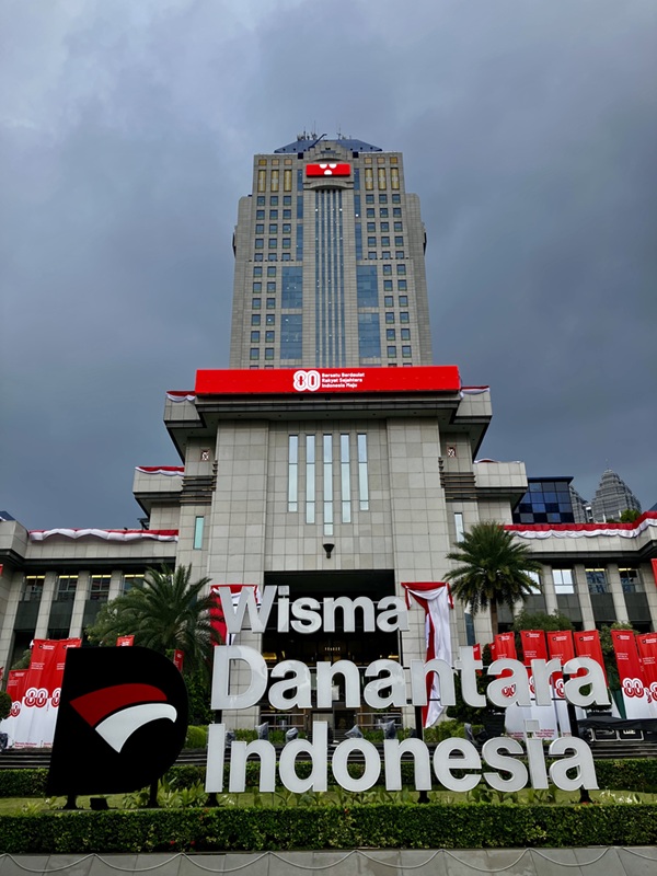 写真1　ジャカルタ中心部ガトット・スブロト通りにあるダナンタラの庁舎ビル（2025年8月25日）