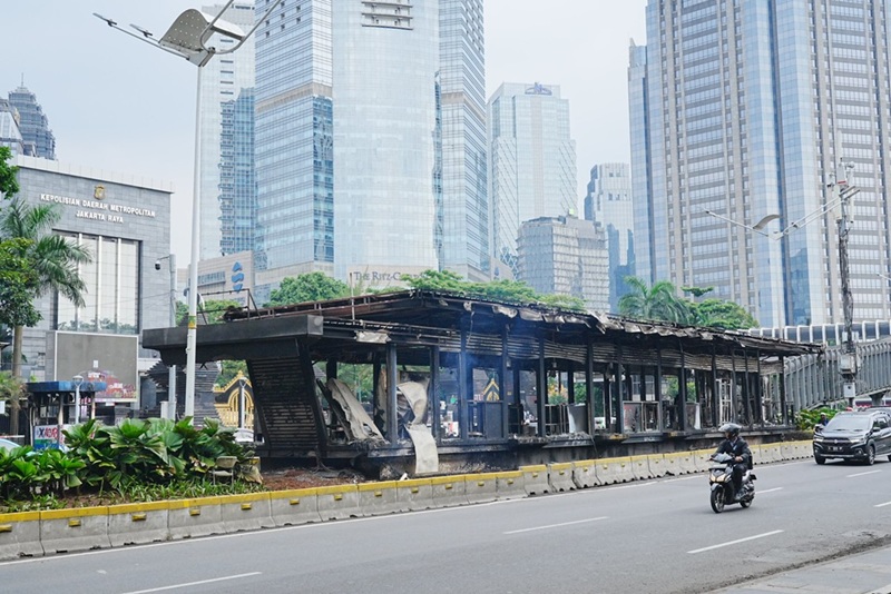 写真2　8月29日の暴動で放火され焼け落ちた、BRTトランス・ジャカルタのジャカルタ州警察本部前バス停（2025年8月30日）