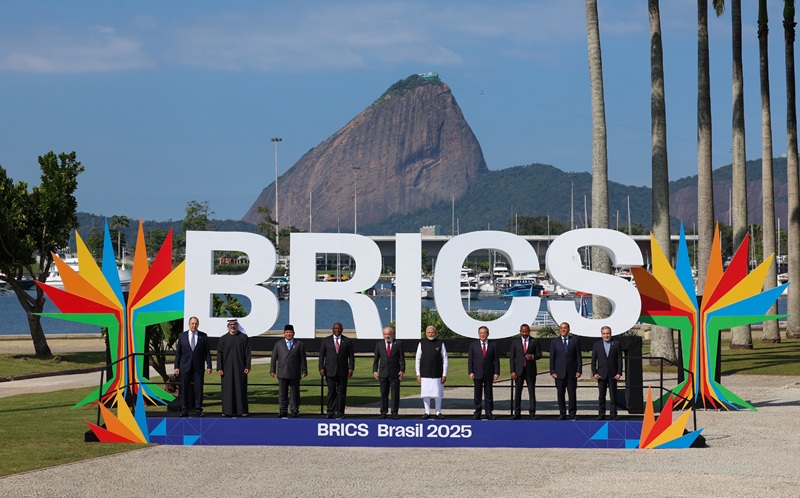 写真４　ブラジルのリオデジャネイロで開催されたBRICS首脳会議（7月6日）に出席したプラボウォ大統領（左から3番目）