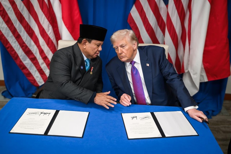 相互貿易協定署名後のプラボウォ大統領（左）とトランプ大統領（右）