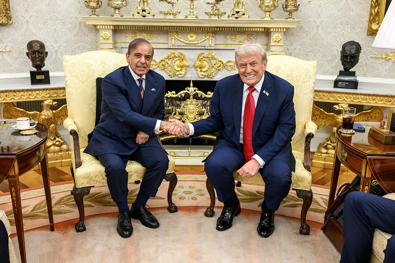 写真1　シャハバーズ・シャリーフ首相（左）とトランプ米大統領（右）