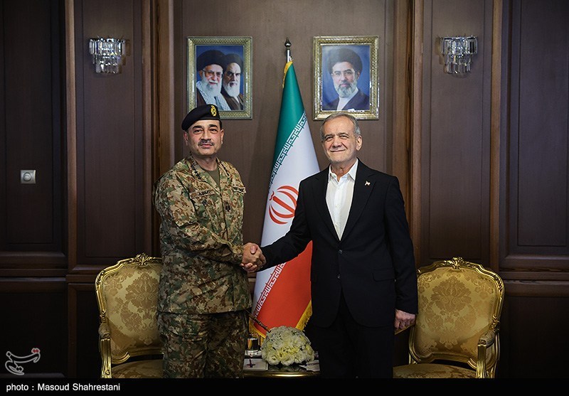 写真2　アーシム・ムニール国軍兼陸軍参謀長（左）とイランのペゼシュキアン大統領（右）