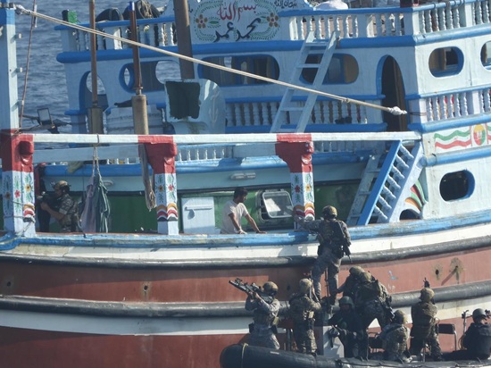 写真2　2024年2月、インド海軍がソマリアの海賊に拘束されていたイラン船籍の船舶に乗船検査を実施した