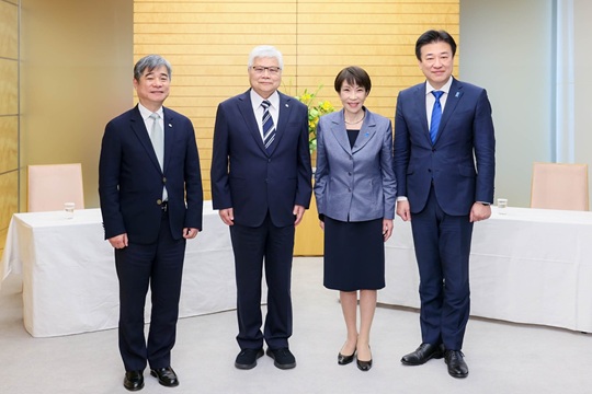 写真：官邸で面会する高市首相（中央右）とTSMCの魏哲家会長（中央左）