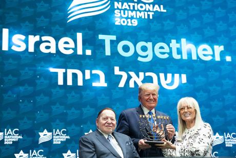 写真：イスラエル系米国人評議会（IAC）の全国会議で、シェルドン、ミリアム・アデルソン夫妻からメノーラー（ユダヤ教の燭台）を贈られるトランプ大統領（2019年12月、フロリダ州）