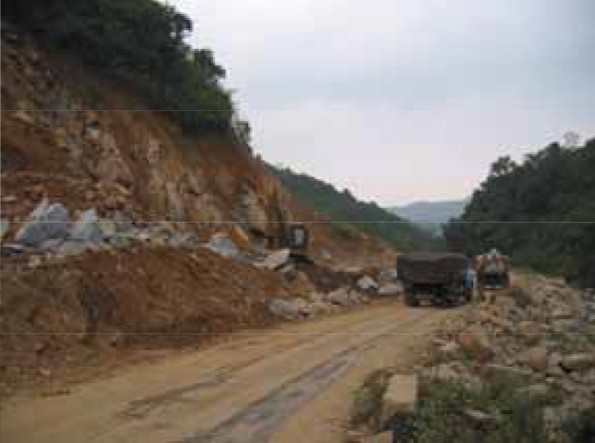 写真：ミャンマー国境打洛に向かう道路・拡張中