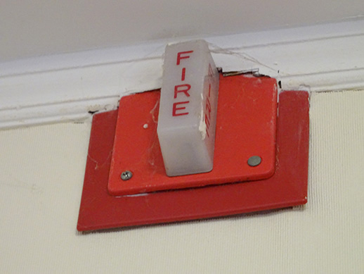 写真：フラッシュライト付きの火災報知器